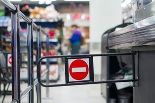 „Přijdou ve 20:57 a chtějí „jen“ pečivo.“ Zaměstnanci supermarketů popsali nejhorší noční můru prodavačů